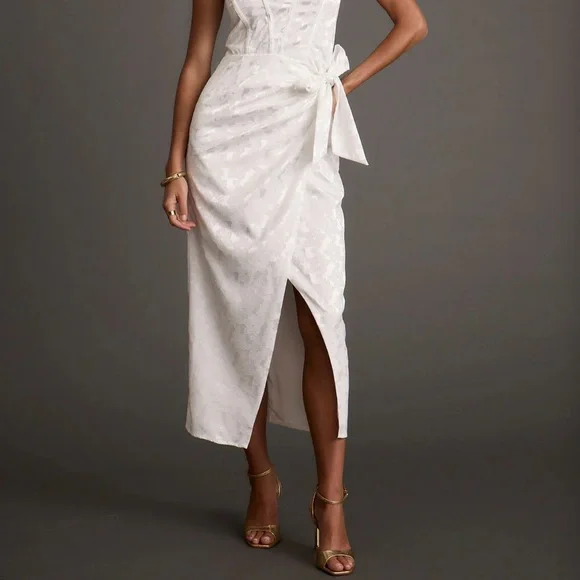 Elegant White Strapless Dress - Picture 2 of 4